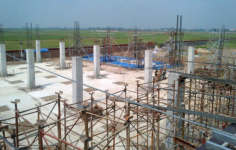 Các yếu tố ảnh hưởng đến khoảng cách thông thủy giữa tim cọc và mép biên